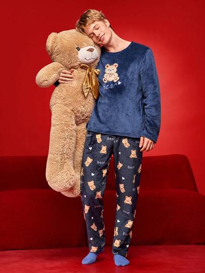 FamilyFrolics Men Plush Bear Geborduurde Allover Print Long Pajama Set,