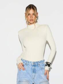 KIZN Bộ đồ liền thân cổ cao tay dài có đệm vai ấn tượng và kiểu dáng ôm sát cho phong cách tối giản đương đại - Màu be - Xem 1