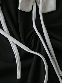 Chiquease T-Shirt mit rundem Ausschnitt und kurzen Ärmeln mit Blumenapplikationen - Schwarz - Übersicht 5