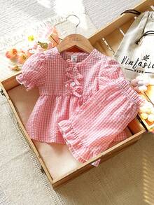 Vintaside Kids Bộ 2 áo sơ mi kẻ caro màu hồng cổ tròn tay bồng trang trí nơ và quần short kẻ caro viền bèo nhún cho bé gái, thích hợp mặc hàng ngày, đi chơi và chụp ảnh, mùa xuân/hè - Hồng - Xem 5