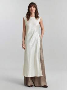 Ontre Áo nữ 2026SS màu mơ nhạt, chất liệu satin nhăn, cổ nhỏ, thiết kế trễ vai tròn, xẻ tà cao bất đối xứng, phong cách hiện đại, năng động, công sở, thời trang sân bay cao cấp, chất liệu satin mềm mại, rủ đẹp. - Màu be - Xem 5