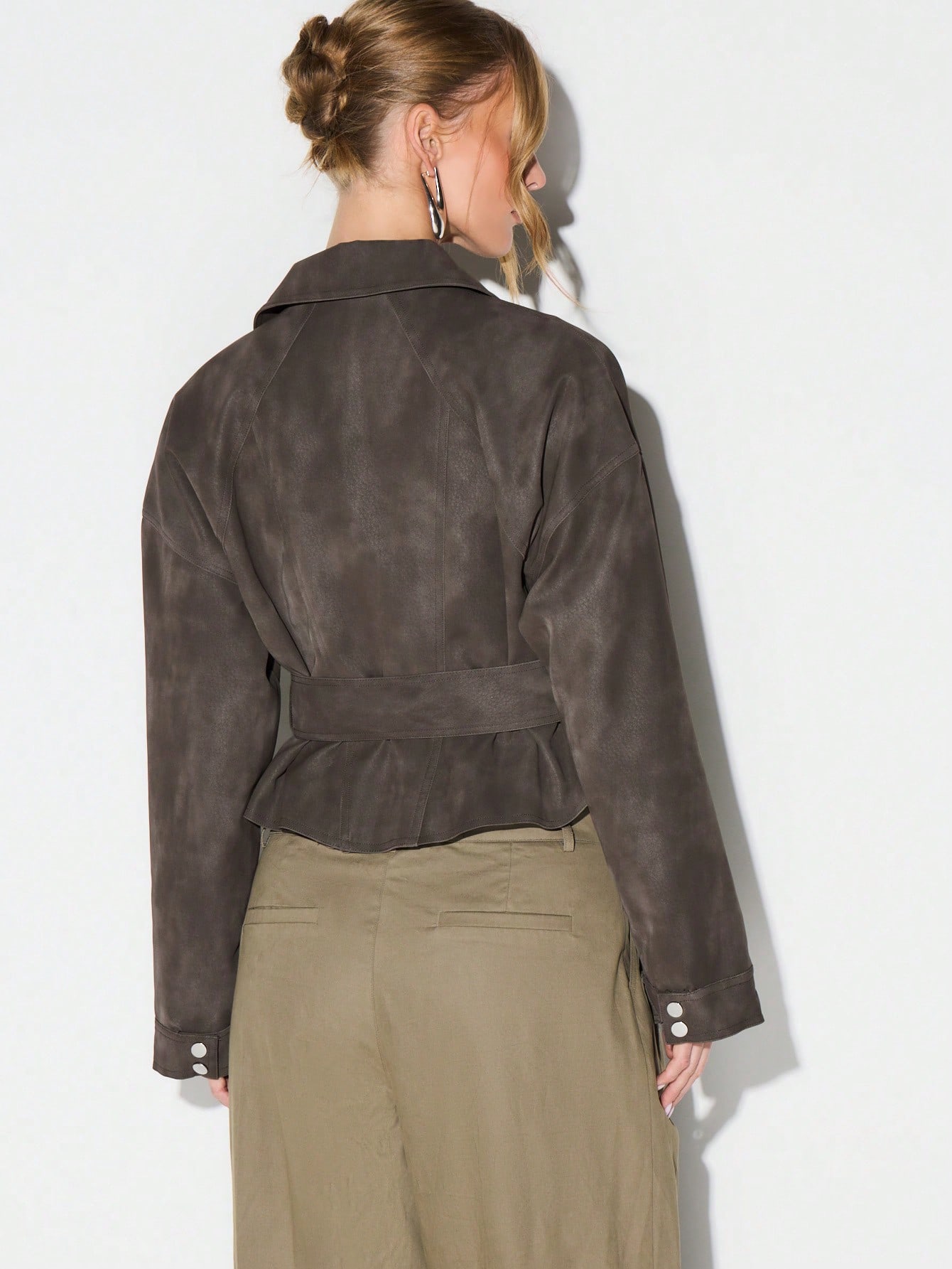 KIZN 벨트가 달린 크롭 스웨이드 바이커 재킷