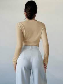 Firerie 女士优雅简约时尚不对称荷叶边领长袖露脐白色上衣，适合日常通勤、音乐节、度假等场合。 - 米色 - 查看 6