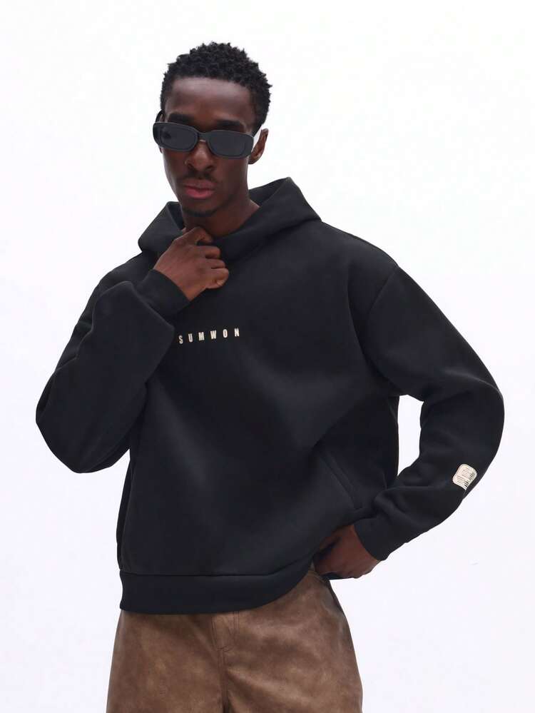 SUMWON Boxy Fit Pullover Hoodie Med Litet Brösttryck Och Huva För Vardagsbruk Enfärgad - Svart - Visa 1
