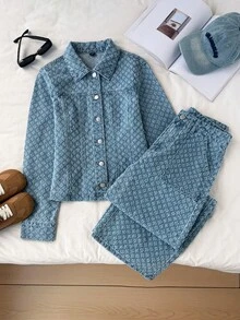 Comfortcana 女士时尚浅蓝色纽扣牛仔套装，采用独特的编织图案设计，是休闲外出的完美之选。优雅女士套装，休闲女装，女士休闲套装 - 淺色水洗藍 - 查看 1