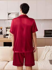 CoupledUp 1 Set Piyama Pria Lengan Pendek Kerah Warna Polos dengan Saku dan Dasi Kupu-kupu Imitasi dari Sutra - Burgundy - View 7