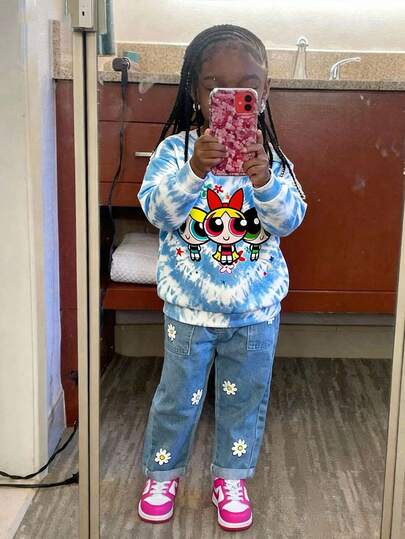 THE POWERPUFF GIRLS X SHEIN 小女孩可爱卡通花朵、泡泡、毛茛图案扎染圆领落肩长袖针织卫衣，蓝白