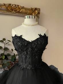 Lovelzi 优雅奢华的钩编蕾丝拼接缎面手工刺绣贴花腰部镂空修身短裙，适合约会、单身派对、盛大晚宴、舞会、情人节等场合。 - 黑色 - 查看 2