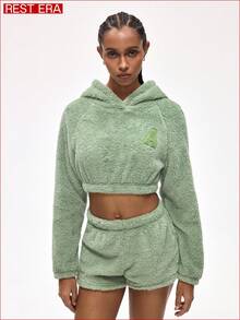 Rest Era Conjunto de sudadera con capucha y pantalones cortos de invierno con gráfico de letras, manga raglán y textura esponjosa para mujer - Multicolor - Ver 1