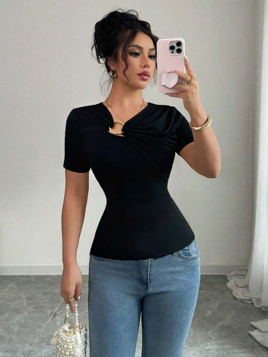 SHEIN Elenzya 女士不对称领口金属装饰修身优雅浪漫精致短袖T恤 - 黑色 - 查看 1