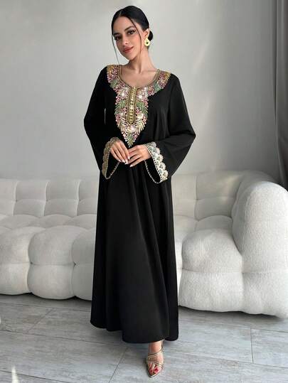 Yasmyna 女士宽松V领长袖阿拉伯风格连衣裙，饰有贴花