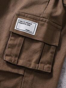 SHEIN 小男孩宽松舒适字母贴片抽绳腰部工装口袋棕色慢跑牛仔裤，百搭，适合小男孩上学和日常穿着