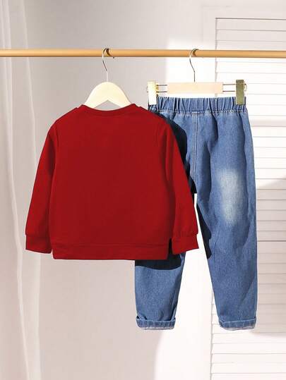 SHEIN Conjunto de ropa de 2 piezas para niños pequeños con sudadera de cuello redondo con gráfico de letra cruzada de California en color rojo y jeans de mezclilla, conjunto de ropa de otoño con estilo casual y minimalista