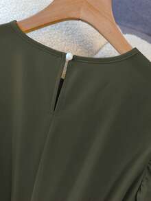 Franclia 优雅法式高端度假通勤百搭圆领短袖弹力腰身珍珠纽扣装饰舒适柔软无弹杏色女士中长连衣裙，春夏款 - 軍綠色 - 查看 3