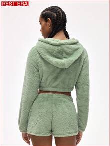 Rest Era Conjunto de sudadera con capucha y pantalones cortos de invierno con gráfico de letras, manga raglán y textura esponjosa para mujer - Multicolor - Ver 2