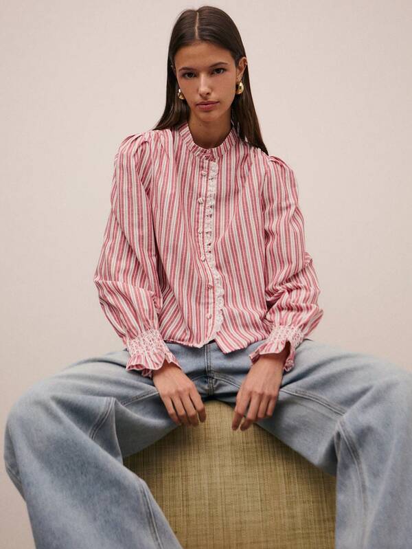 Nöista Blusa de rayas verticales con cuello mao, mangas abullonadas largas, volante delantero y puños con fruncido. Perfecto para agregar un toque inspirado en el vintage, ideal para atuendos elegantes de día y se combina fácilmente con faldas o pantalones.