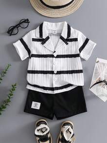 Bộ đồ mùa hè thường ngày 2 món cho bé trai/trẻ sơ sinh và trẻ mới biết đi 6 tháng-3 tuổi, áo sơ mi cổ sọc đen trắng và quần short in chữ trắng, chất liệu vải dệt jacquard, mềm mại và thoải mái, thích hợp cho các hoạt động vui chơi ngoài trời hàng ngày, đi học, đi nghỉ, giải trí gia đình, thể thao và tụ tập, bộ đồ ngày lễ thường ngày, thích hợp cho mùa hè - Đen và trắng - Xem 3
