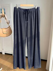 SHEIN EZwear 大码蓝白条纹休闲抽绳裤，适合秋冬季、圣诞节、新年、感恩节、派对、婚礼、海滩、毕业典礼等场合，时尚优雅，休闲百搭，适合外出、约会、预约、通勤等各种场合。条纹睡裤，抽绳睡裤，女士睡裤，蓝色条纹睡衣。 - 藏蓝色 - 查看 3