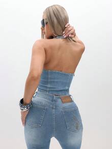 BABYPHAT 铆钉露背短款牛仔上衣，深V领口饰有金属装饰，夏季节日背心 - 淺色水洗藍 - 查看 6