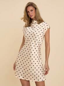 COSMINA 女士优雅缎面波点迷你连衣裙，适合约会、通勤和所有季节穿着。 - 黑與白 - 查看 3