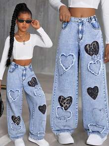 少女爱心牛仔直筒裤，休闲时尚舒适学院风！浅蓝色水洗面料，舒适透气，裤腿上饰有多处爱心贴片和刺绣爱心装饰，彰显个性与创意。高腰弹力腰带搭配拉链设计，方便穿脱。直筒剪裁，修饰身材比例。适合日常出行、返校、校园活动、周末休闲等各种场合，打造时尚独特的女孩造型！ - 淺色水洗藍 - 查看 3