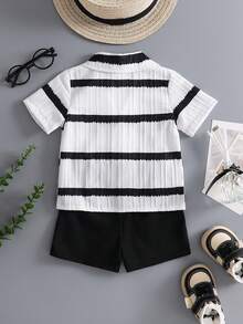 Bộ đồ mùa hè thường ngày 2 món cho bé trai/trẻ sơ sinh và trẻ mới biết đi 6 tháng-3 tuổi, áo sơ mi cổ sọc đen trắng và quần short in chữ trắng, chất liệu vải dệt jacquard, mềm mại và thoải mái, thích hợp cho các hoạt động vui chơi ngoài trời hàng ngày, đi học, đi nghỉ, giải trí gia đình, thể thao và tụ tập, bộ đồ ngày lễ thường ngày, thích hợp cho mùa hè - Đen và trắng - Xem 2