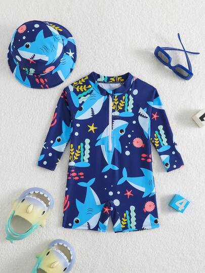 SHEIN GraphicGems Bañador de protección con estampado de tiburón para bebé niño, ropa de playa con estampado de criaturas marinas, traje de baño, ropa de baño protectora para bebés, traje de buceo con criaturas marinas. Con un diseño divertido de criaturas marinas en una paleta de colores azules, este traje de baño para bebés y niños pequeños es tanto elegante como práctico.