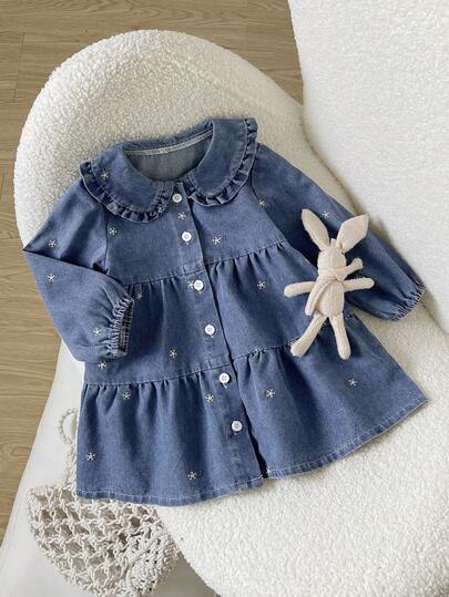 Playful Pals 女婴牛仔休闲度假印花刺绣连衣裙，秋冬新款，中度水洗蓝。可爱休闲度假田园风学院风设计，简约基础款娃娃领拼接荷叶边下摆A字连衣裙，纽扣门襟印花刺绣，无弹力宽松长袖牛仔连衣裙。柔软舒适的棉质牛仔面料，适合日常外出、通勤、聚会、派对、上学、居家穿着。