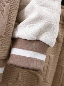 SHEIN Bộ trang phục thường ngày cho bé trai 2 món, bao gồm áo khoác bóng chày tay dài có vải jacquard thêu chữ và quần màu trơn, phù hợp cho bé từ 0-3 tuổi và mặc ngoài trời, mùa thu/đông - Màu Khaki - Xem 6