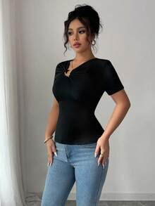 SHEIN Elenzya 女士不对称领口金属装饰修身优雅浪漫精致短袖T恤 - 黑色 - 查看 5