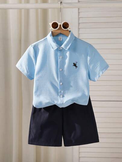 SHEIN Mirajuku Set de 2 piezas: Camisa de polo de manga larga con botones y bordado de dibujos animados, diseño minimalista + Pantalones cortos casuales con bolsillos en diagonal, ajuste a medida, nuevo lanzamiento para el cambio de temporada, para niños