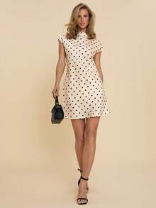 COSMINA 女士优雅缎面波点迷你连衣裙，适合约会、通勤和所有季节穿着。 - 黑與白 - 查看 5