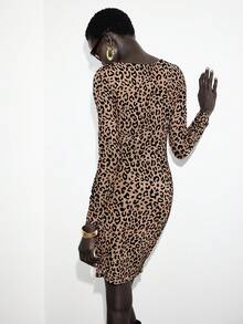 SHEIN LUNE Robe moulante mini à manches longues imprimé léopard, tissu floqué léopard, taille ajustée, détail froncé robe imprimé guépard pour femmes. Robe imprimé animal femme, robe imprimé léopard, robe imprimé guépard - Multicolore - Voir 2