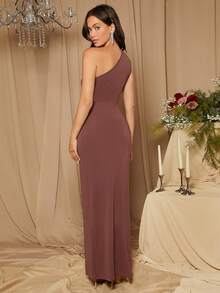 SHEIN Belle Vestido ajustado con hombros oblicuos, drapeado y abertura, vestido de dama de honor de unicolor - Café integral - Ver 2