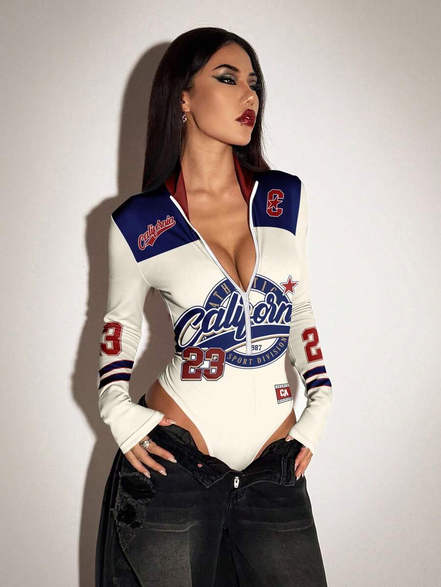 SHEIN ICON 休闲复古赛车风红黑撞色印花连体衣，适合秋冬季节穿着，风格涵盖复古、学院风、百搭、性感、可爱、Y2K、椰子女孩、波西米亚、嬉皮和音乐节等多种风格。 - 彩色 - 查看 1