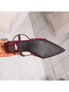 Sandalias Baotou: tacones de aguja franceses, diseñados exclusivamente para la mujer elegante. Tacones de aguja finos combinados con vestidos. Tacones de aguja con hebilla, tacones de aguja abiertos por delante, diseñados específicamente para mujeres. - Burdeos - Ver 6