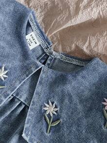 SHEIN Vintaside Kids 这款女婴时尚牛仔连衣裙饰有精美的花卉刺绣，配有大领子，适合外出、购物、聚会、休闲居家穿着以及夏季户外活动。 - 淺色水洗藍 - 查看 10