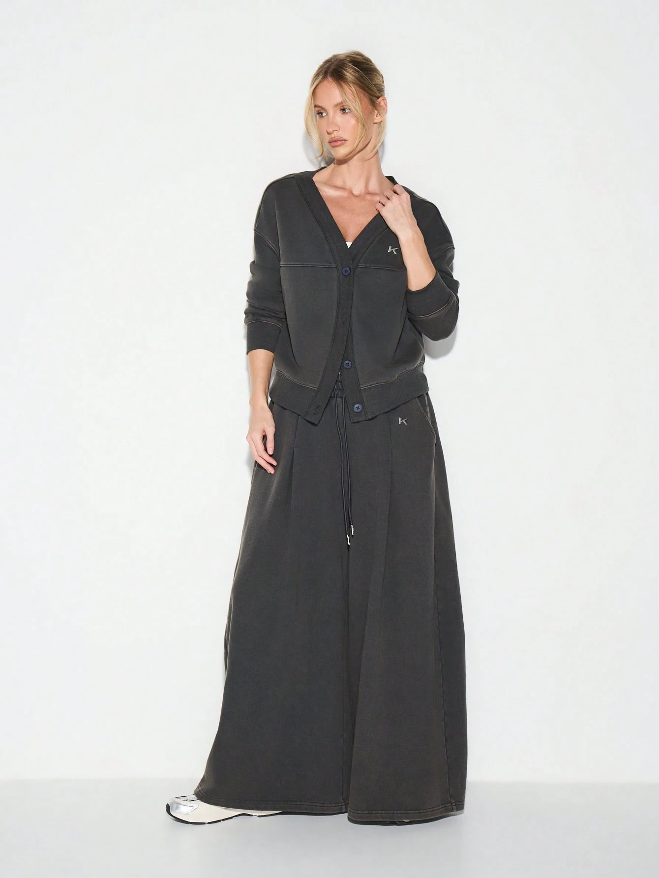 KIZN Strickjacke mit V-Ausschnitt und Knopfleiste vorne sowie Metalllasche