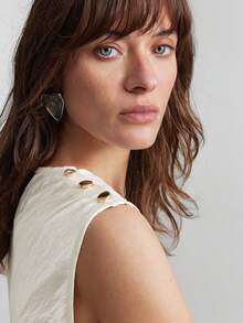 Ontre Áo nữ 2026SS màu mơ nhạt, chất liệu satin nhăn, cổ nhỏ, thiết kế trễ vai tròn, xẻ tà cao bất đối xứng, phong cách hiện đại, năng động, công sở, thời trang sân bay cao cấp, chất liệu satin mềm mại, rủ đẹp. - Màu be - Xem 8