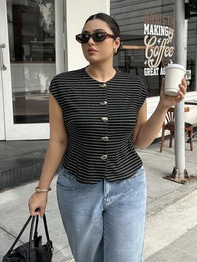 Dripcurv Plusstorlek svart randig topp med metallspännen, enkel semesterlinne, gammaldags stil.