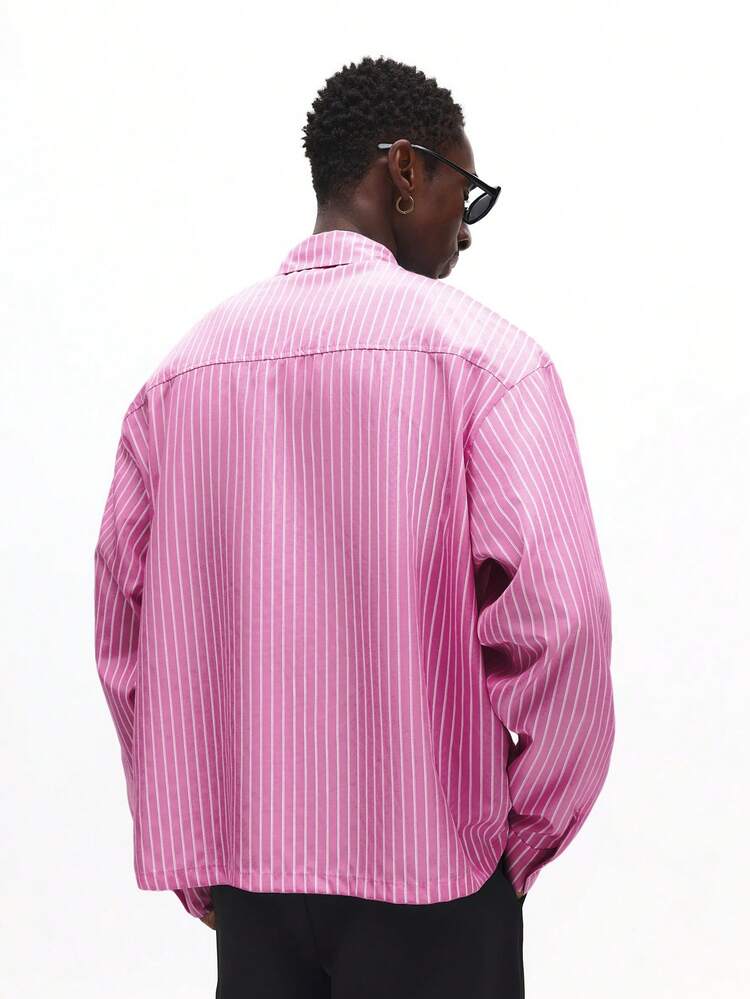 줄무늬 버튼 셔츠와 넥타이