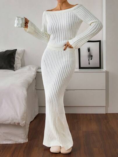 RueChic Dwuczęściowy komplet z dzianiny teksturowanej w kolorze kości słoniowej z odkrytymi ramionami, długim topem i dopasowaną spódnicą maxi – elegancki i przytulny zestaw