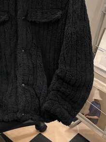 Manfinity Joysei Manfinity翻盖细节纽扣前襟法兰绒抓绒夹克，男士前襟纽扣长袖口袋简约夹克，休闲日常穿着，秋冬季节，男友礼物，外出穿着，泰迪绒内衬外套，街头风，美式复古街头风夹克，Grunge风格 - 黑色 - 查看 6