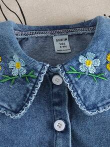SHEIN 1件女婴娃娃领花卉刺绣长袖纽扣休闲可爱水洗蓝复古牛仔连衣裙，喇叭裙摆和松紧袖口，适合春秋季休闲外出或旅行 - 中等水洗藍 - 查看 7