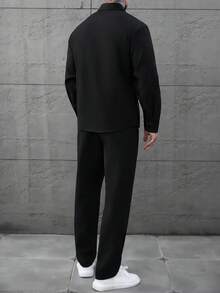 Manfinity Homme 男士秋冬小格纹经典双口袋长袖衬衫搭配弹力抽绳长裤两件套，适合休闲、办公、居家、聚会、约会、商务、驾车或骑行等各种场合，正式或非正式皆宜，自用或送礼皆宜。 - 黑色 - 查看 2