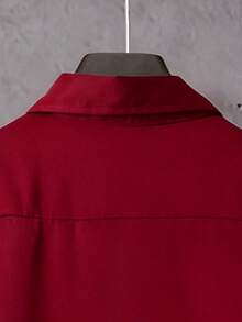 Manfinity Homme 男士纯色翻领单排扣长袖衬衫和抽绳腰带口袋长裤套装，男士休闲上衣和裤子套装，加大码男士运动套装，红色男士套装，男士休闲套装，适合复古风格、日常休闲、周末旅行、户外活动、探险旅行、轻松的工作环境或半正式场合，可作为男友/丈夫礼物、周年纪念/生日礼物、派对、圣诞节、新年、婚礼礼物。 - 酒紅色 - 查看 6