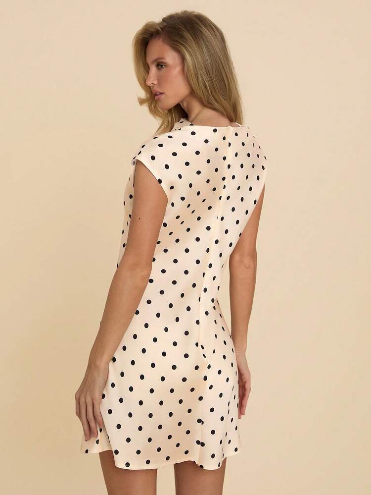 COSMINA 女士优雅缎面波点迷你连衣裙，适合约会、通勤和所有季节穿着。 - 黑與白 - 查看 2
