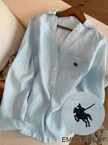 Resyla 女士骑士刺绣插肩袖纽扣半门襟休闲口袋衬衫 - 淺藍色 - 查看 1