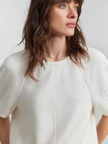 Ontre 女士浅杏色亚麻质感舒适弹力面料圆领插肩袖H字型设计，袖口收褶，胸衣拼接装饰，现代都市休闲商务通勤高品质机场服装，圆领T恤系列 - 杏色 - 查看 3