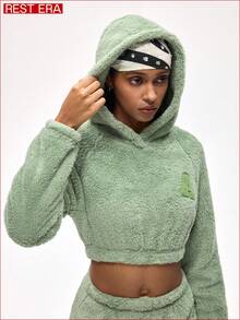 Rest Era Conjunto de sudadera con capucha y pantalones cortos de invierno con gráfico de letras, manga raglán y textura esponjosa para mujer - Multicolor - Ver 3